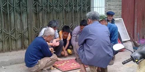 【天津马路边，下棋的比打牌的文明】那天在马路边看见一帮打牌的，吵起来了，仔细看