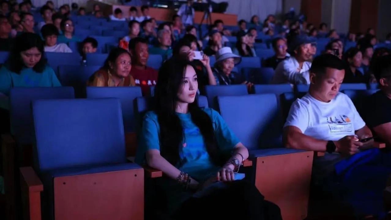 王菲女儿李嫣19岁近照曝光，明媚皓齿，嘴唇恢复得也太好了！穿蓝绿色T恤气场似超模