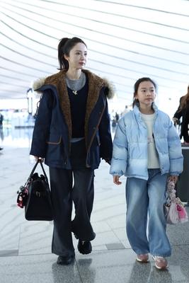 最近，董璇和女儿小酒窝现身北京机场被偶遇，母女俩的穿搭都很赞，尤其是小酒窝的穿搭
