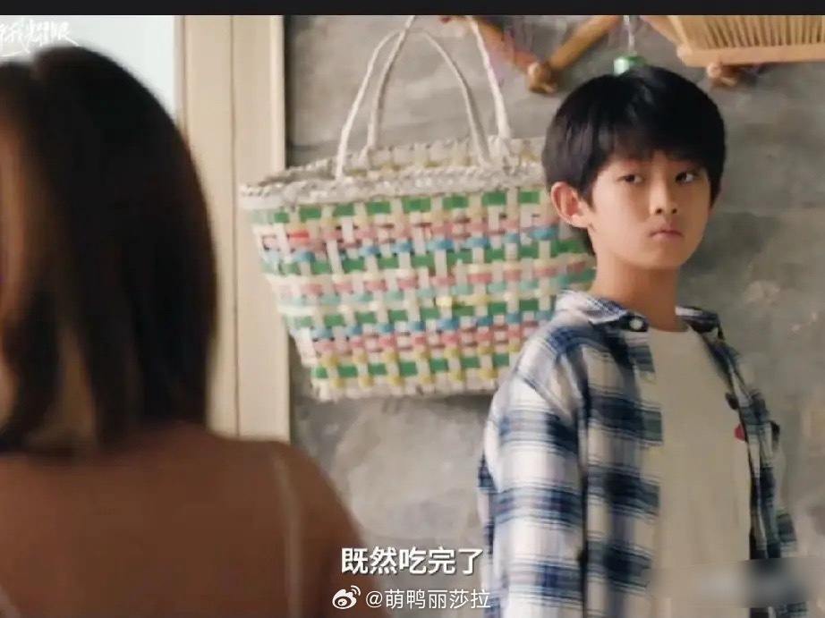 《许我耀眼》沈皓辰来到许妍外婆老家他刚吃完饭，碗筷一放就打算走，却被外婆指使着干