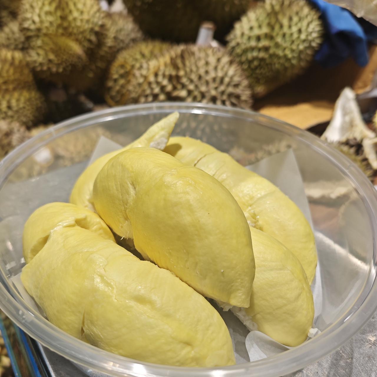 怪谁呢！价格腰斩都不止，榴莲又崩盘了吗？昨天路过精品水果店，看到榴莲又跌价了