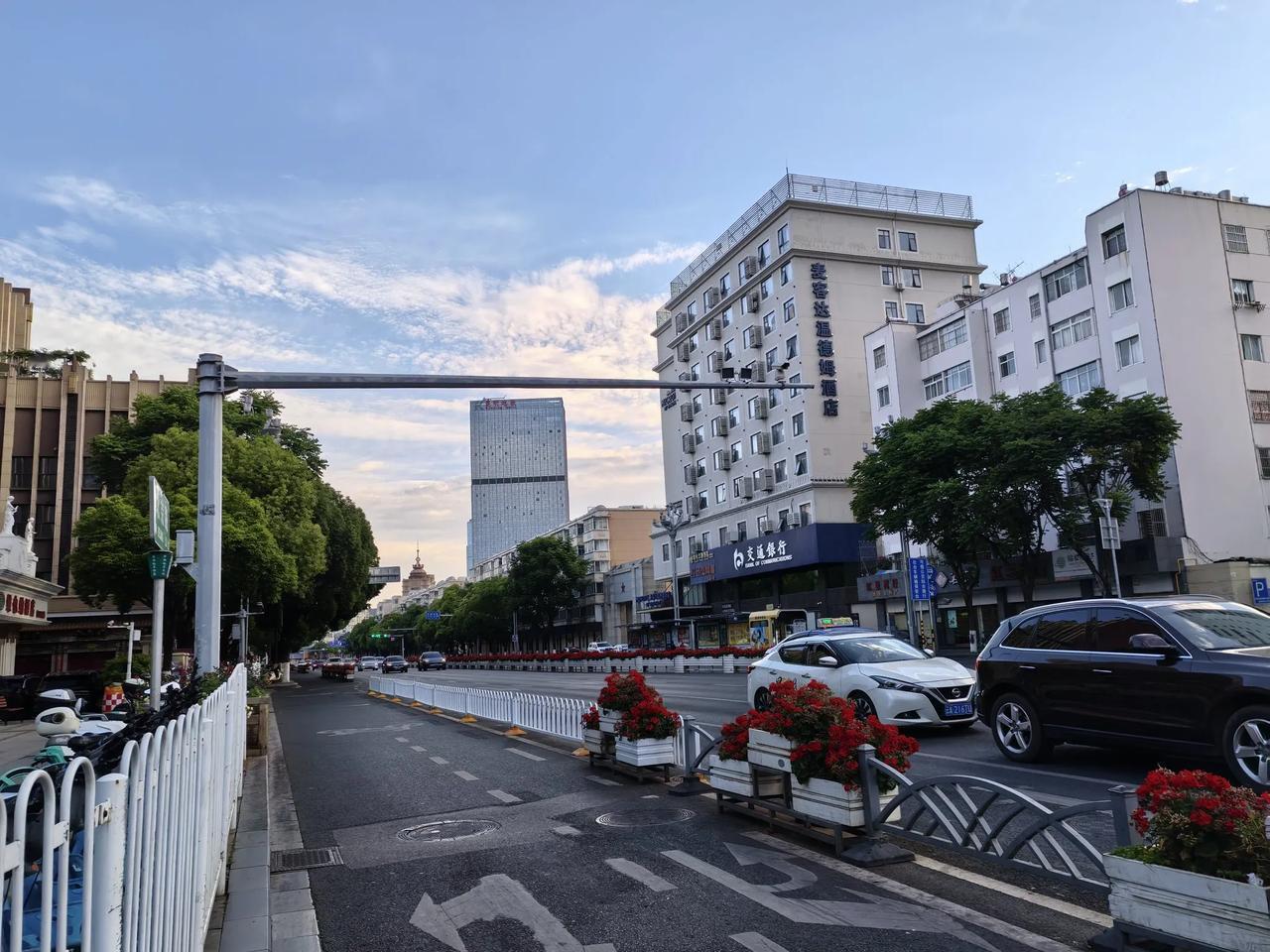 五月三号剪报的古埃及：第一，神庙是古埃及的权力中心，遗迹还在，重点神庙门口两边齐