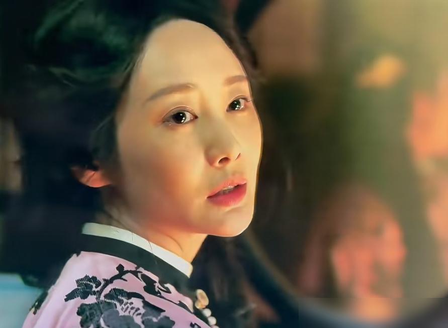 《大生意人》无论苏紫轩白天在外面多么心高气傲，可是到了晚上卸完妆，她依然能松着发