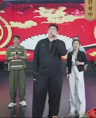 赵本山儿子赵大牛，长得牛高马大的，又高又壮，确实，这个名字起的非常的贴合实际[捂