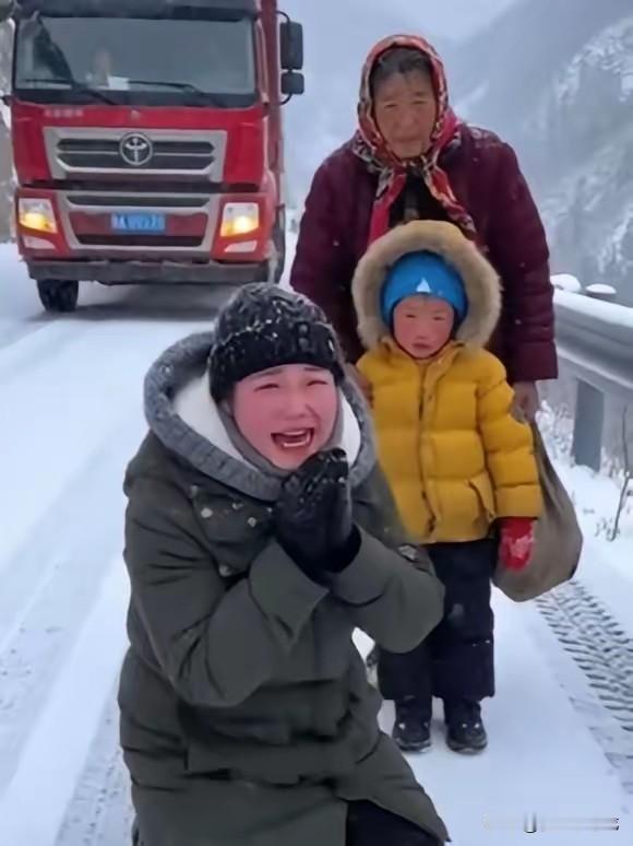太心疼了！最近刷到一个视频，女子哭着说：“叔叔阿姨，哥哥姐姐们，我老公不在了，为