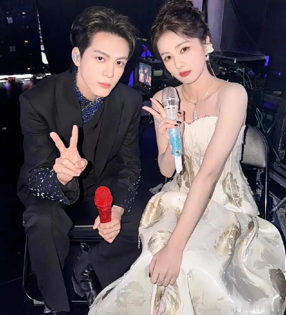 大大方方是友情小心翼翼是爱情31岁的白鹿和29岁的曾舜晞发合照，乍一看还以为是官