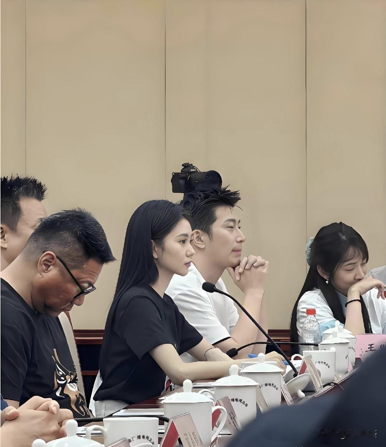 只有她精神抖擞，其他人各种神态，这是什么会？[吐舌头眯眼睛笑]