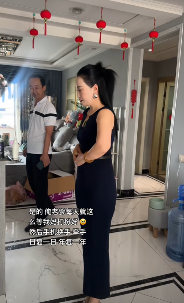 岁月对我妈:轻拿轻放。对我爸:重拳出击。