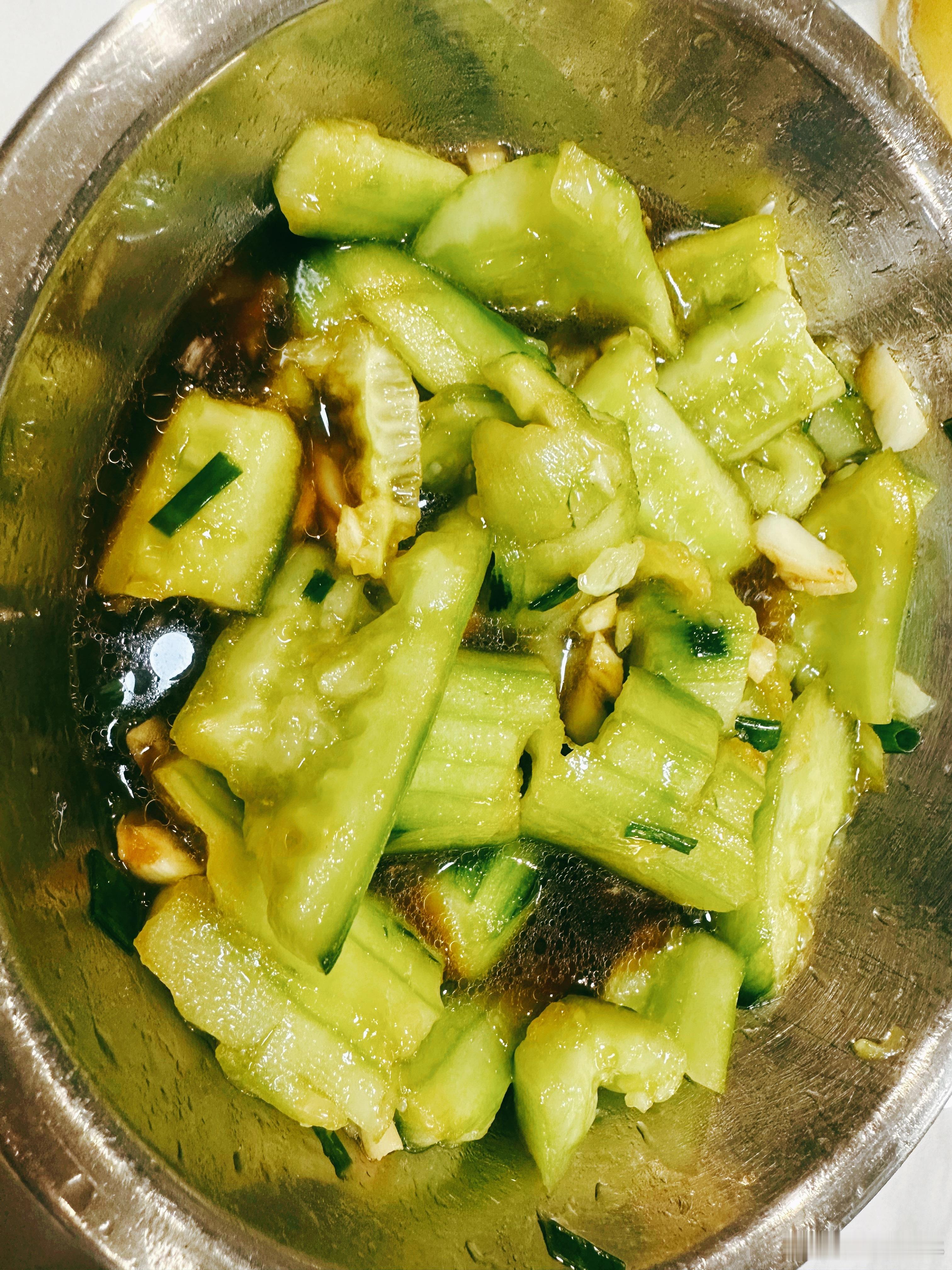 晚餐🥣吃啥大夏天没啥胃口简单吃点吧鱿鱼炒花菜🥦凉拌黄瓜🥒凉拌鱼皮🐟鲜榨玉