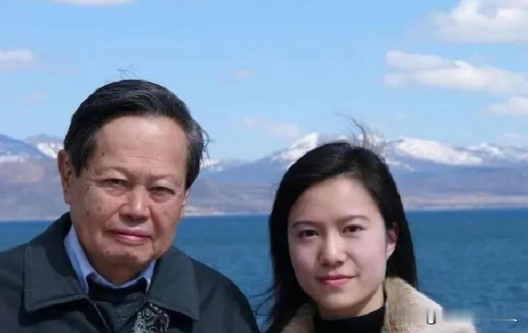 你敢信，杨振宁的大儿子直接跟人说：“翁帆压根不像我后妈，更像我爸的亲妹妹，对我爸