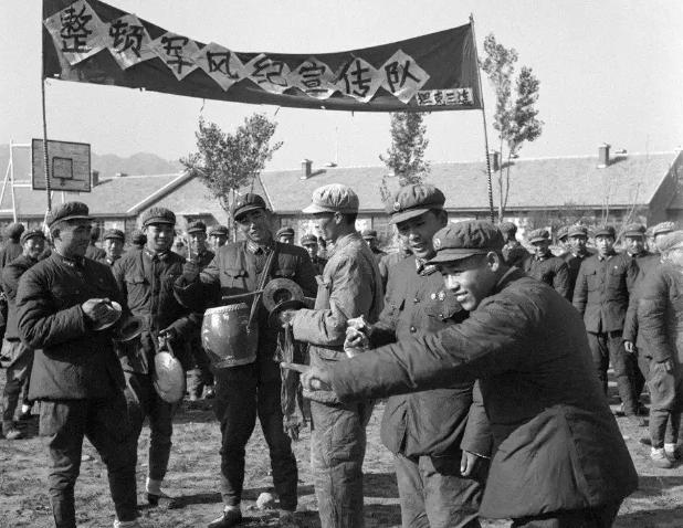 1984年2月26日，浙江金华十里坪劳改农场武警驻地，两名执勤武警携带枪支突然闯
