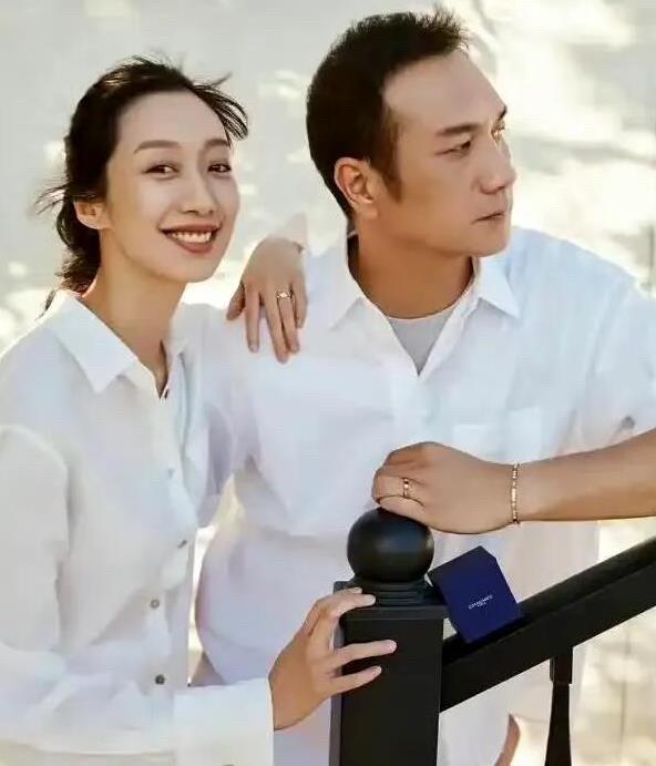 黄觉和妻子的合影，真是养眼！妻子长相五官大方，皮肤比较白，看起来比徐静蕾漂亮多了