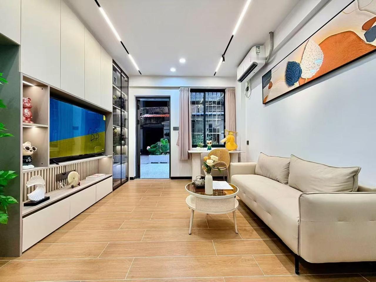 这辈子最后悔的事,就是买了个只有一个卫生间的户型。如今住进这房子好几年，我算是彻