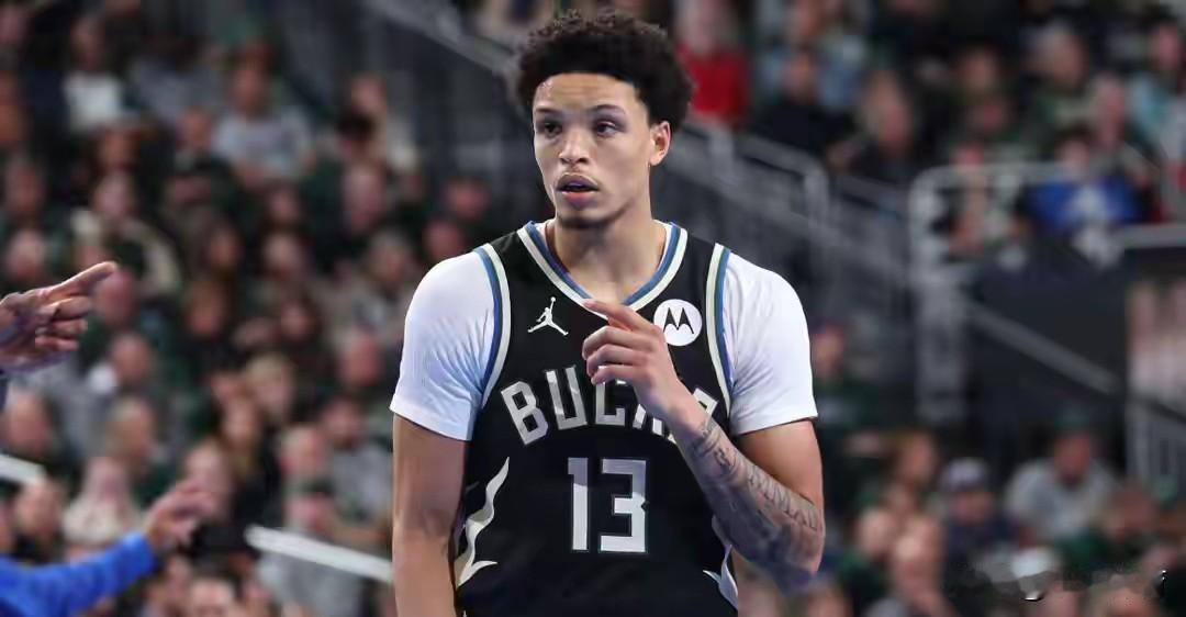 雄鹿队罗林斯值得火箭队关注本赛季，罗林斯表现上佳，场均出战31.5分钟，可以得