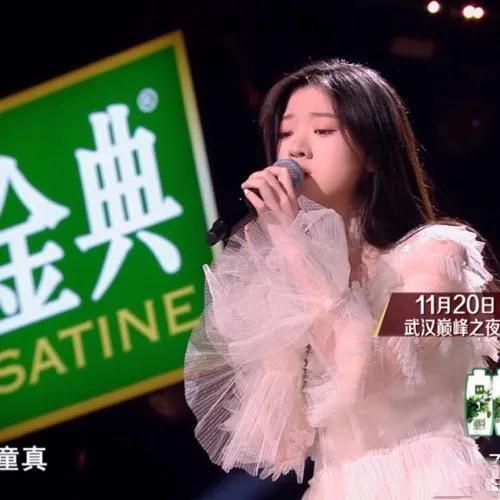 单依纯副歌头声失误引关注，观众宽容度凸显实力滤镜在近期《歌手2025》及音乐