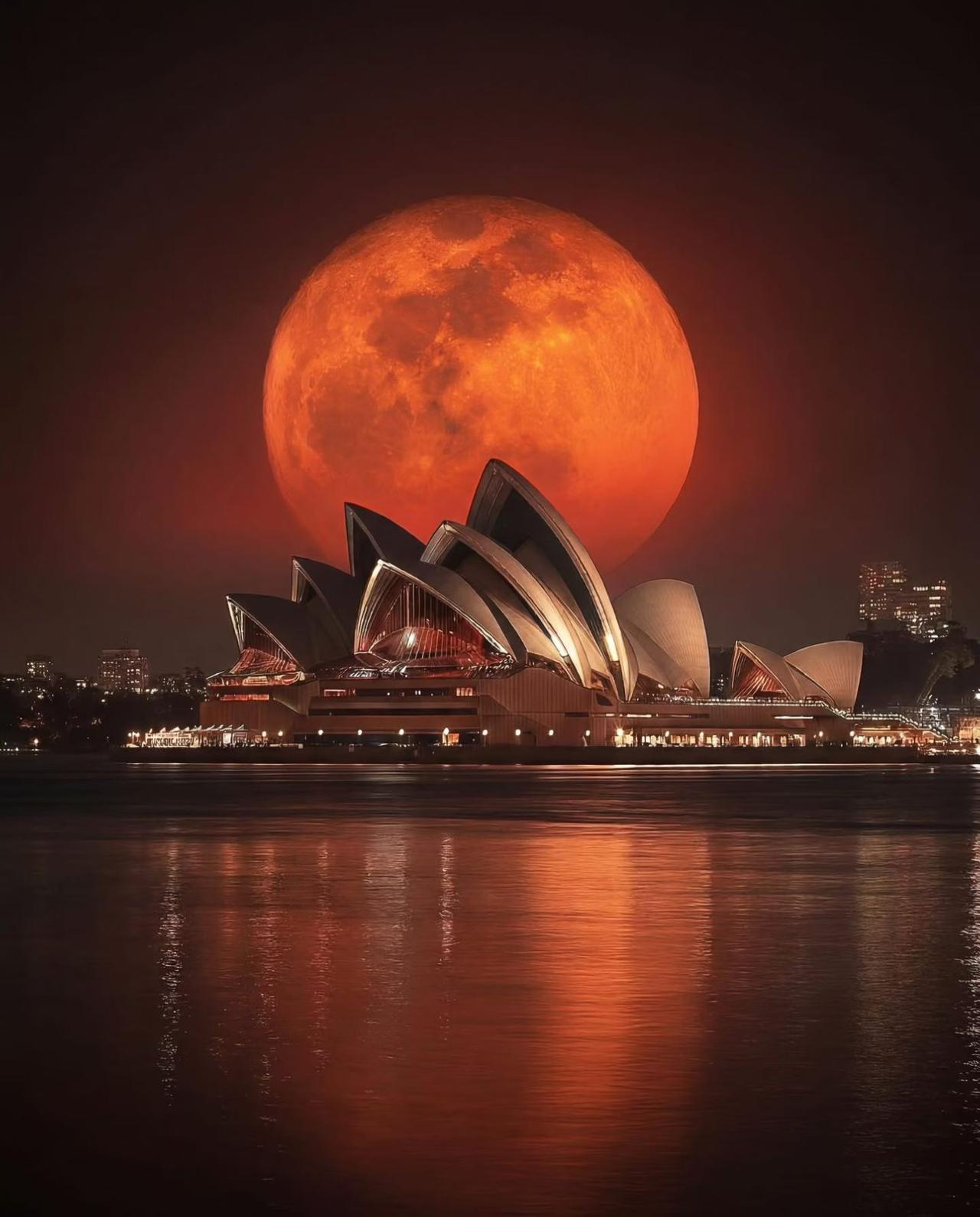 悉尼歌剧院的浪漫之夜，红月映照下的梦幻景象。