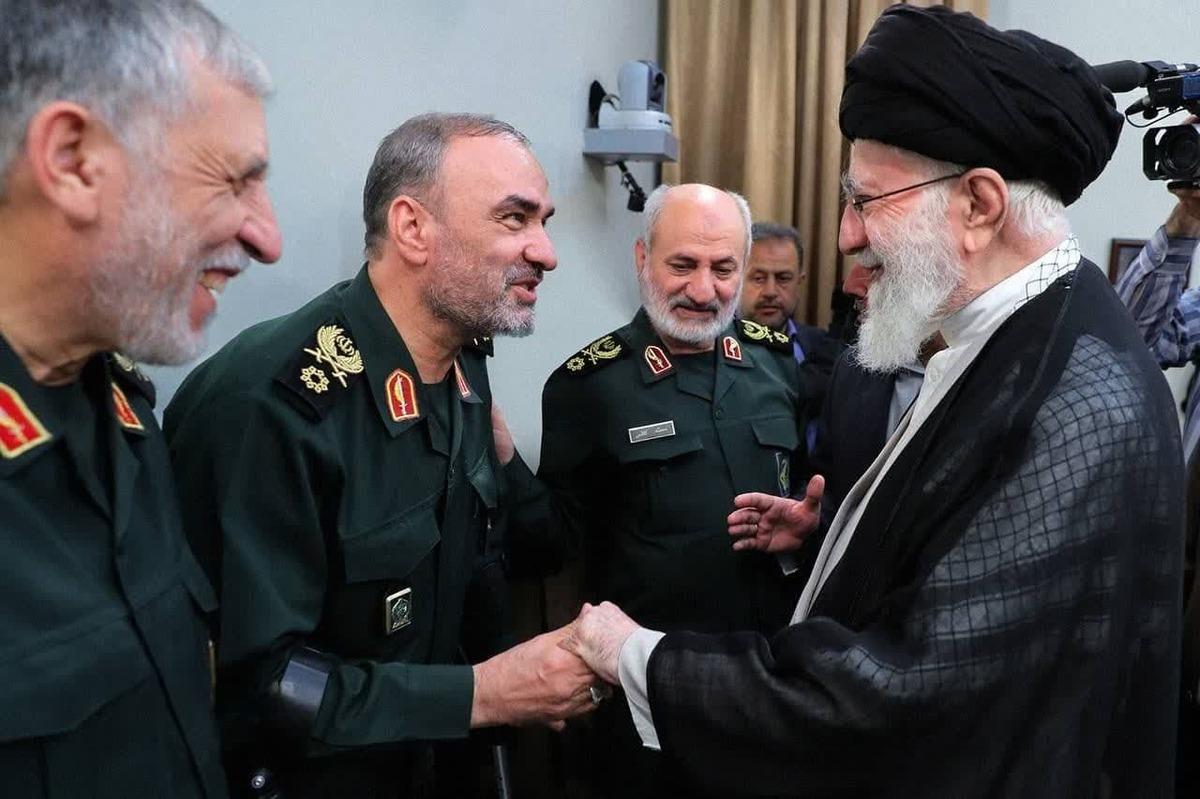 其实谁都不知道，任何国家都救不了伊朗，伊朗的出路只有一条。 伊朗的麻烦可不