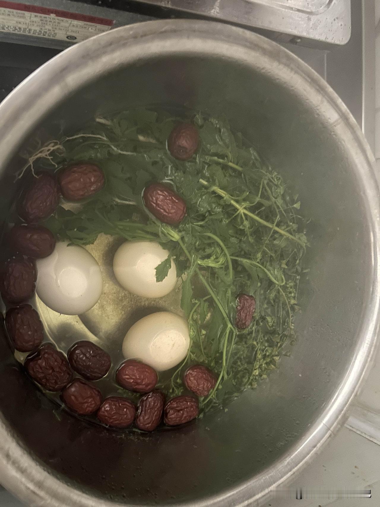 田里长出了好多地菜，学名又叫荠菜！长沙有个习俗，三月三，地菜煮蛋！现在没到三月