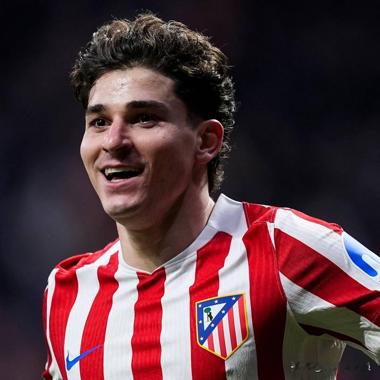 小蜘蛛可能会再次回归英超联赛，但这一次他是去阿森纳。之前有报道称，阿尔瓦雷斯