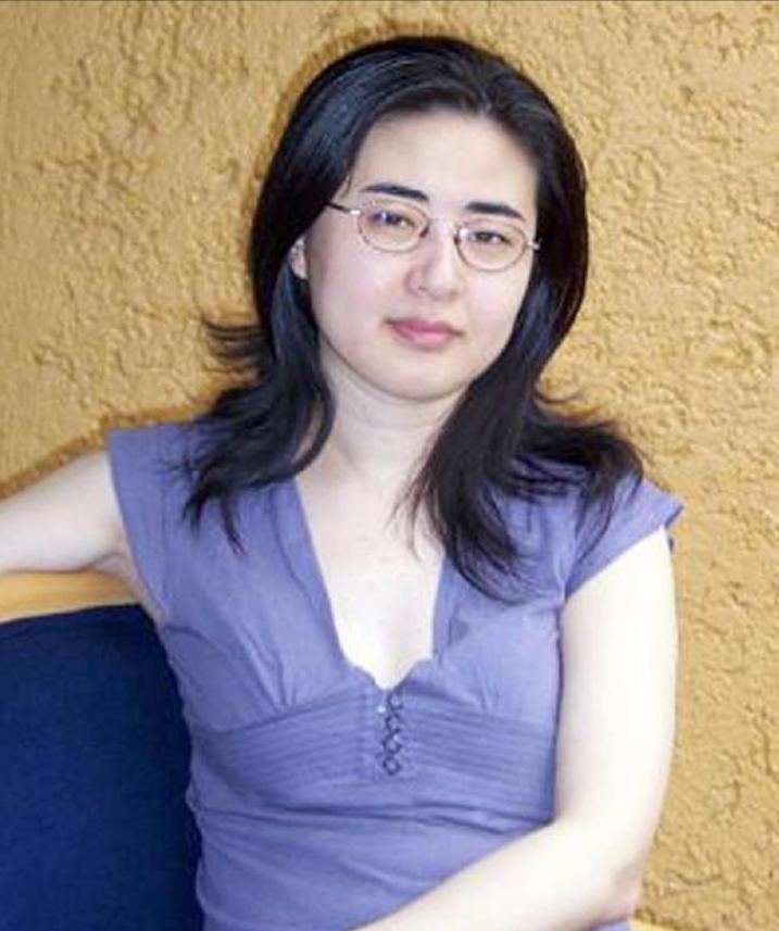 1999年，28岁北大才女田晓菲嫁给自己的美国导师，父母气的咬牙切齿，但田晓菲