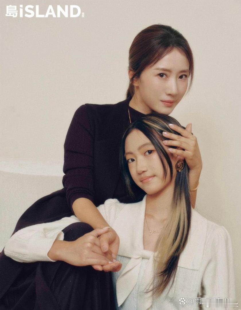 李念带14岁女儿上杂志，头发漂染了，很有高冷范​​​
