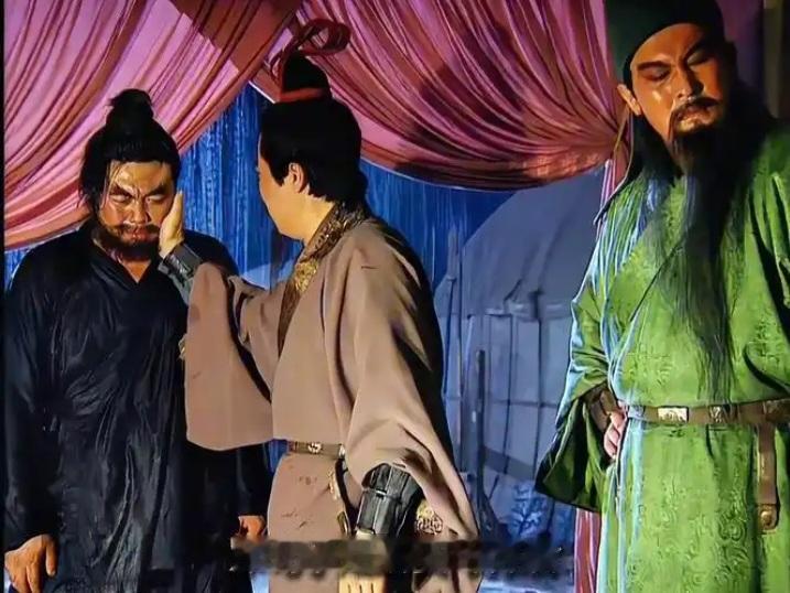 张飞丢徐州，不按军法处置。关羽放走曹操，不按军法处置，关羽立了军令状，就算是亲