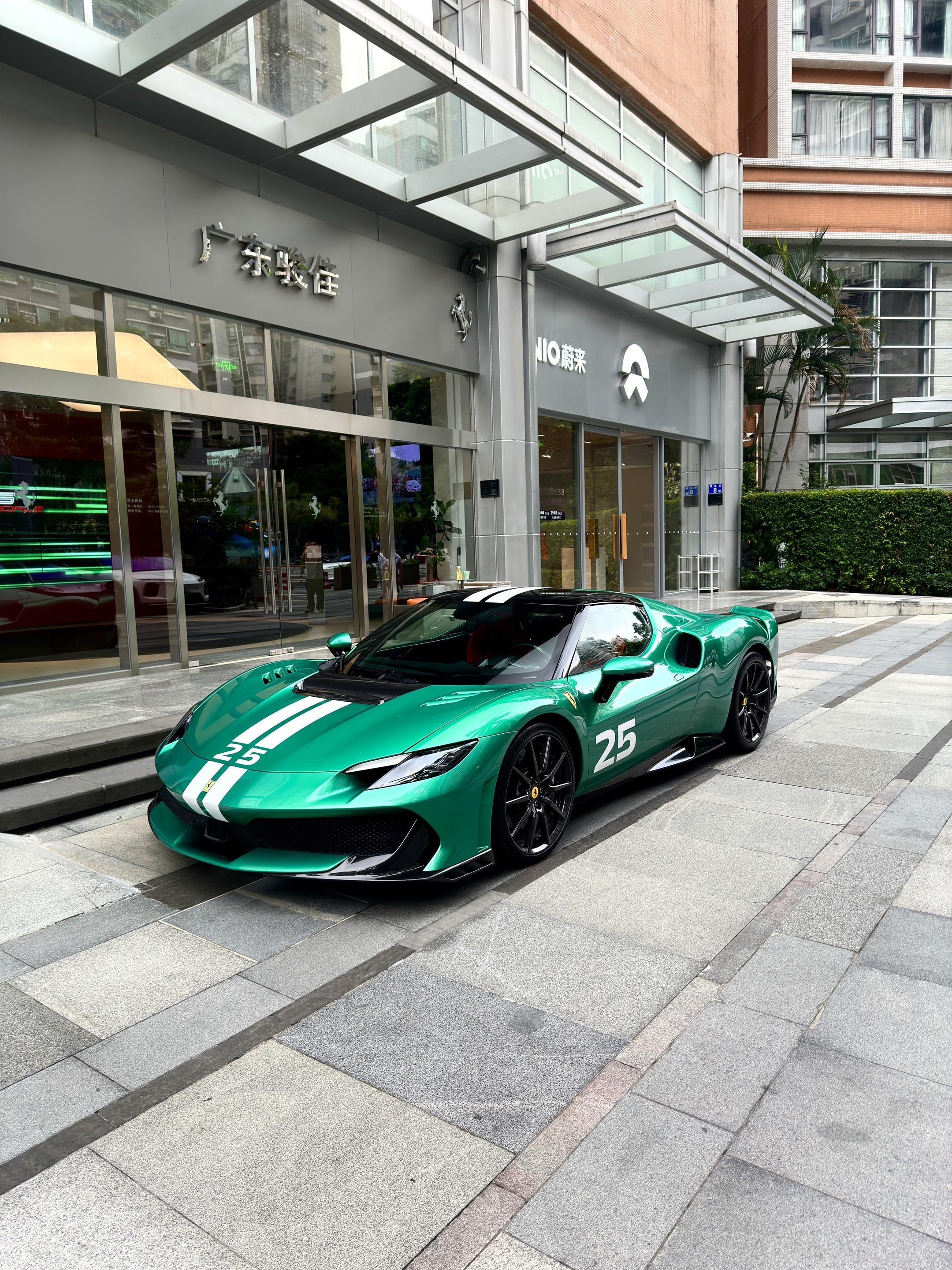 一台带有迷你尾翼的 Ferrari 296 Speciale