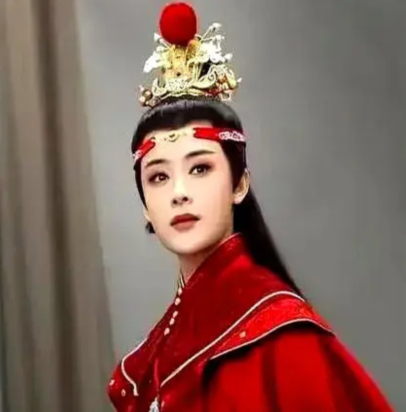 很多人其实都忽略了，陈丽君迟早要塌房，看她从小的经历就知道了！13岁学越剧，