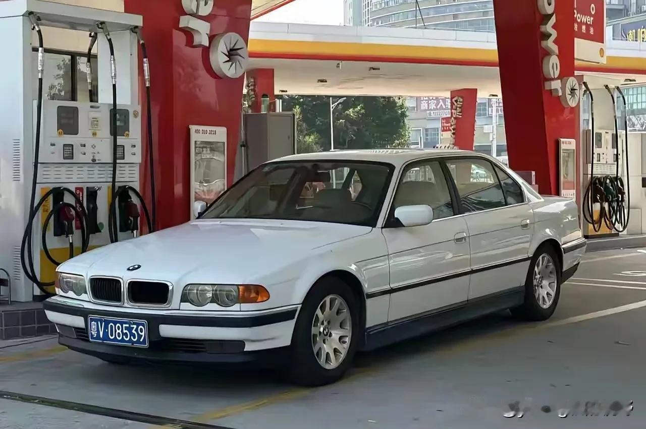 加油站里的这台宝马轿车是否是老款宝马7系轿车？印象中这款宝马轿车是年代初期的，当