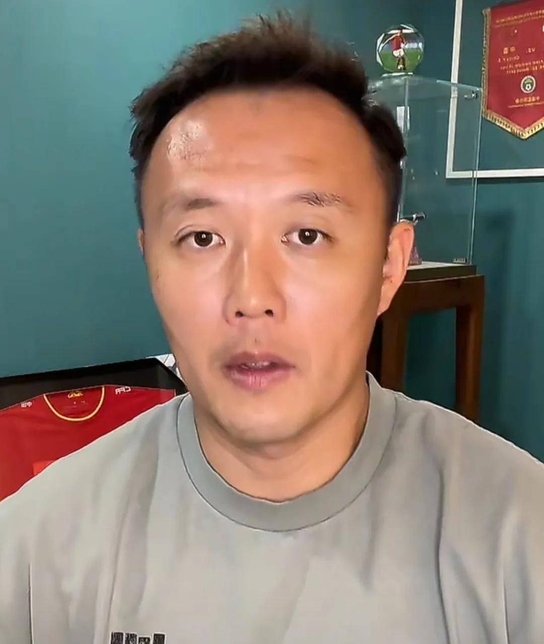 前国脚范晓冬认为，前意大利球员巴乔并不是什么顶级球员。他在直播间表示，巴乔是典