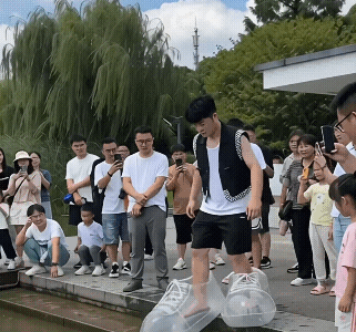 鞋入水深度那么浅，感觉不符合物理知识啊!