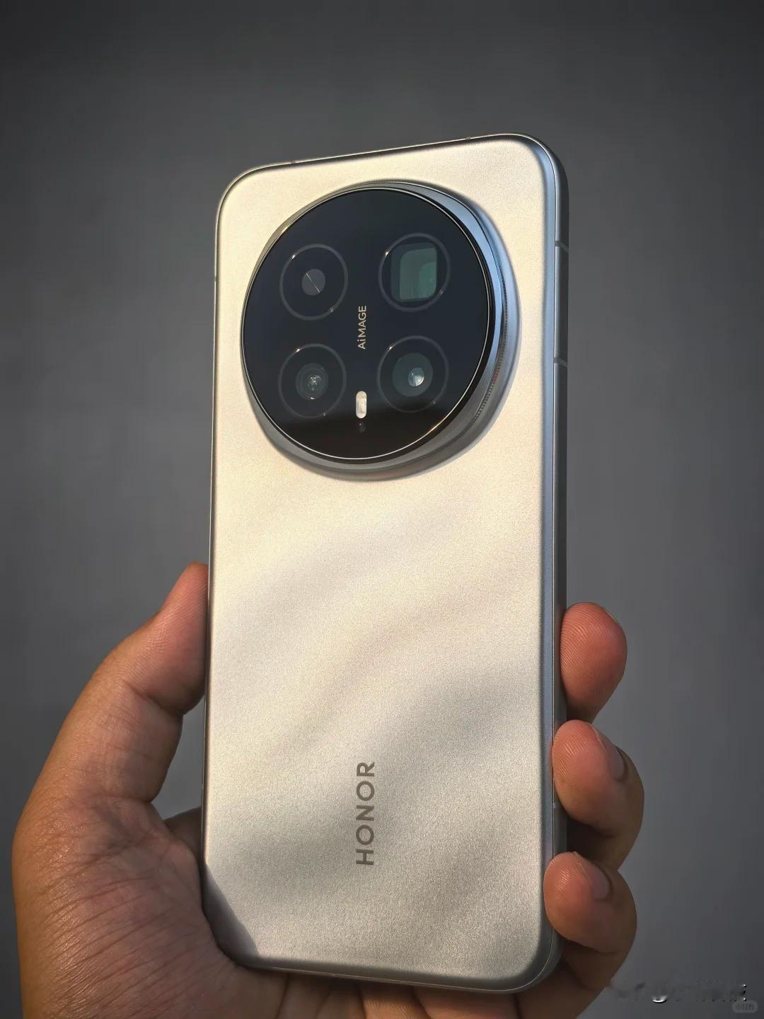 年底旗舰大战，小米17Ultra和荣耀Magic8Pro我都关注，两台都值得