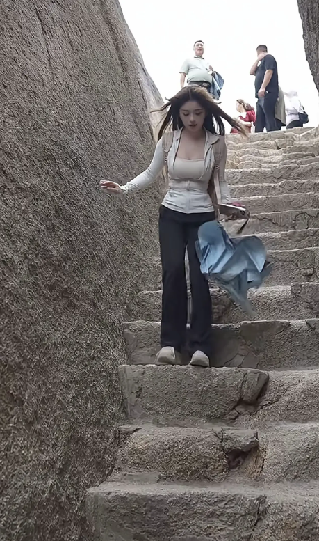 下山果然比上山辛苦很多