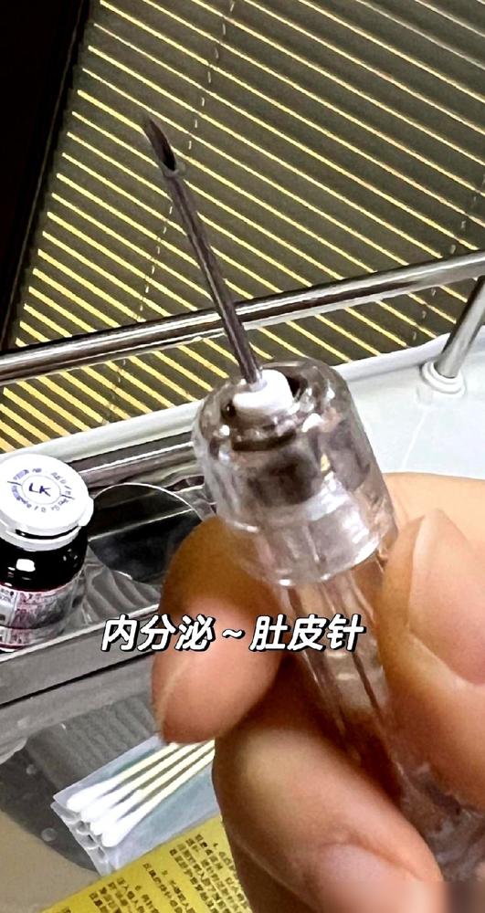 我表姐，乳腺癌，肚皮上扎了快五年的针。我一直以为打针嘛，液体嘛，能有多疼。直