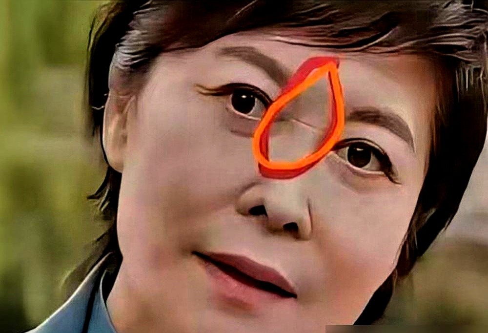 抓拍图一出来，全网都在盯着舒畅的苹果肌喊童年滤镜碎了。同台的宋佳被夸松弛，网友转头就把舒畅的未修图放