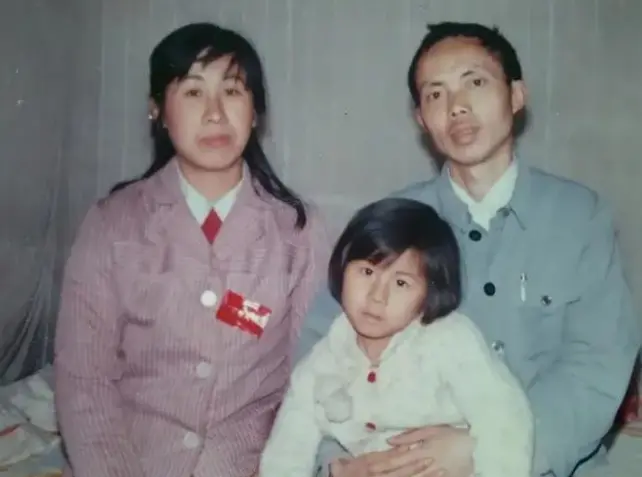 1999年湖北687分文科女状元戴柳，被父亲偷改志愿错失北大，戴柳下定决心从此在