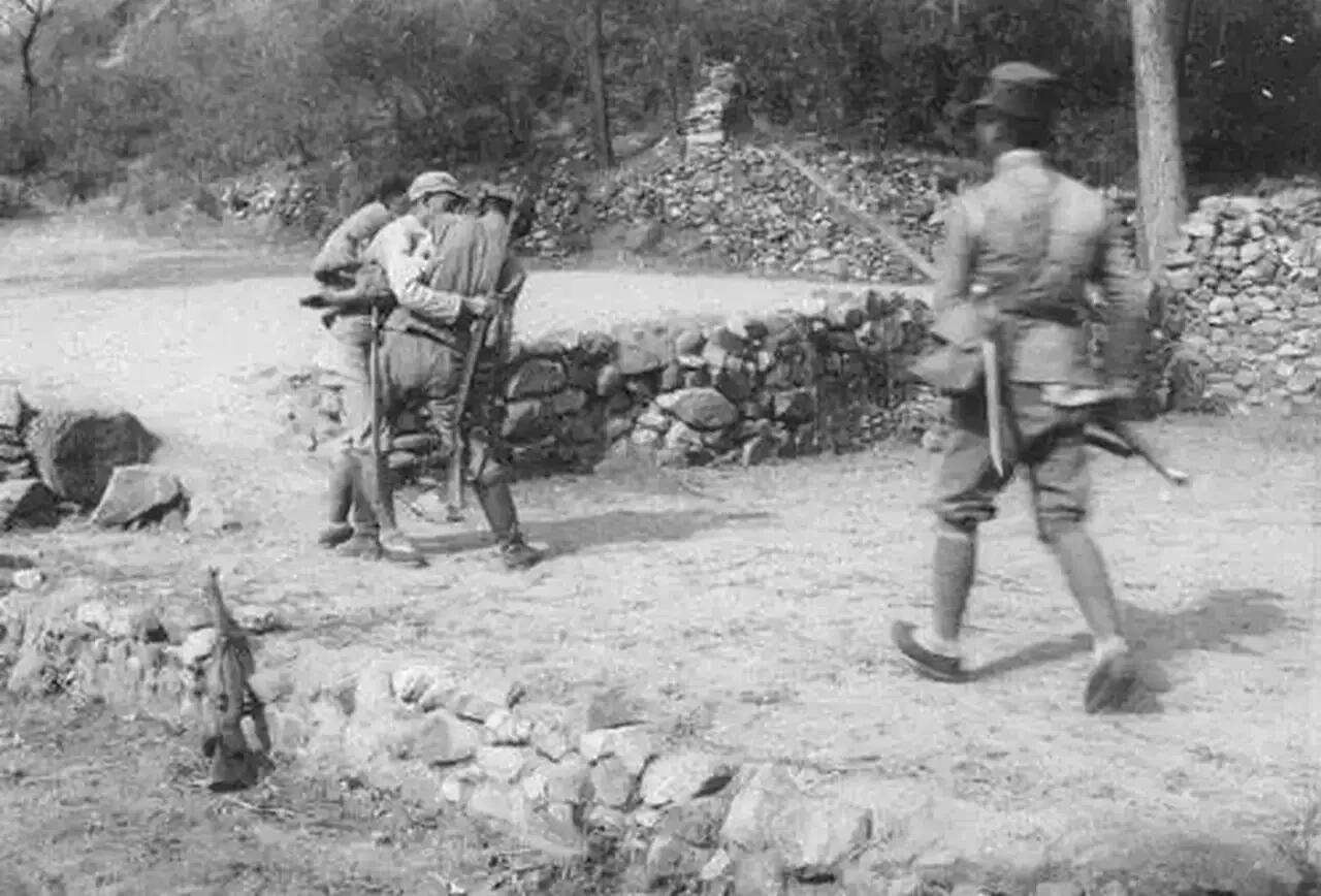 这是抗战时期中，我军与日军的真实战斗瞬间，一名八路军战士正与日寇展开近身扭打，体