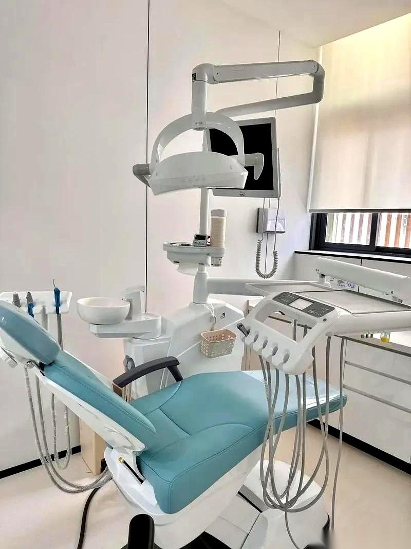 我老公让我去粘牙的时候，跟医生撒个谎。他说，你就告诉医生，牙是在老家做的，离得