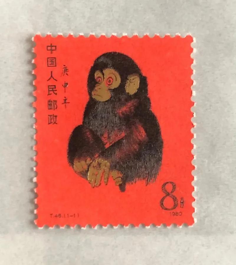 起初的集邮爱好者们，多是把寄信盖过邮戳的邮票揭下来用水泡一下后再小心翼翼地刮掉背