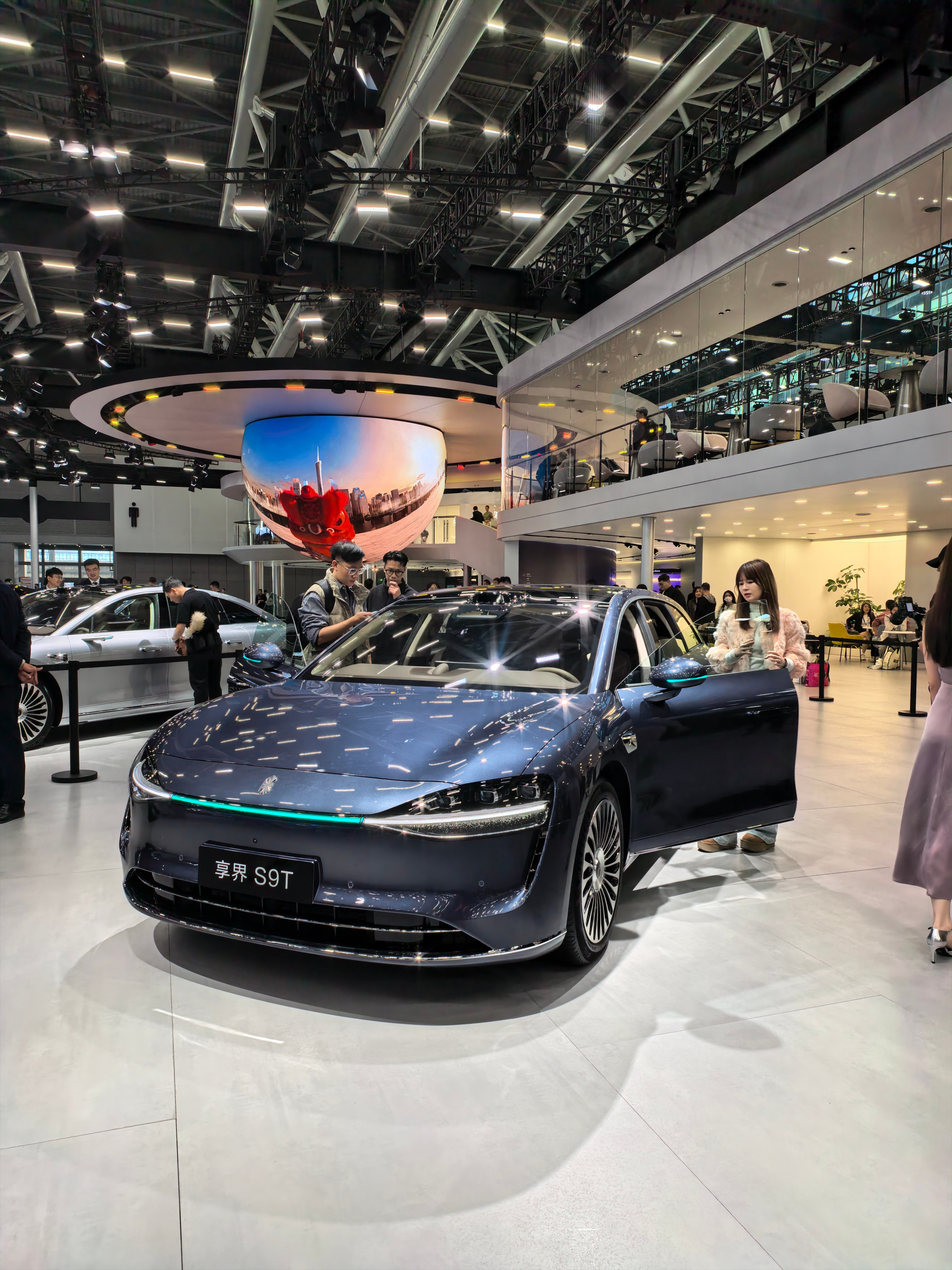 享界S9这车，可以说非常有气质，尤其是尾灯改款特别成功。非常适合年龄段在3