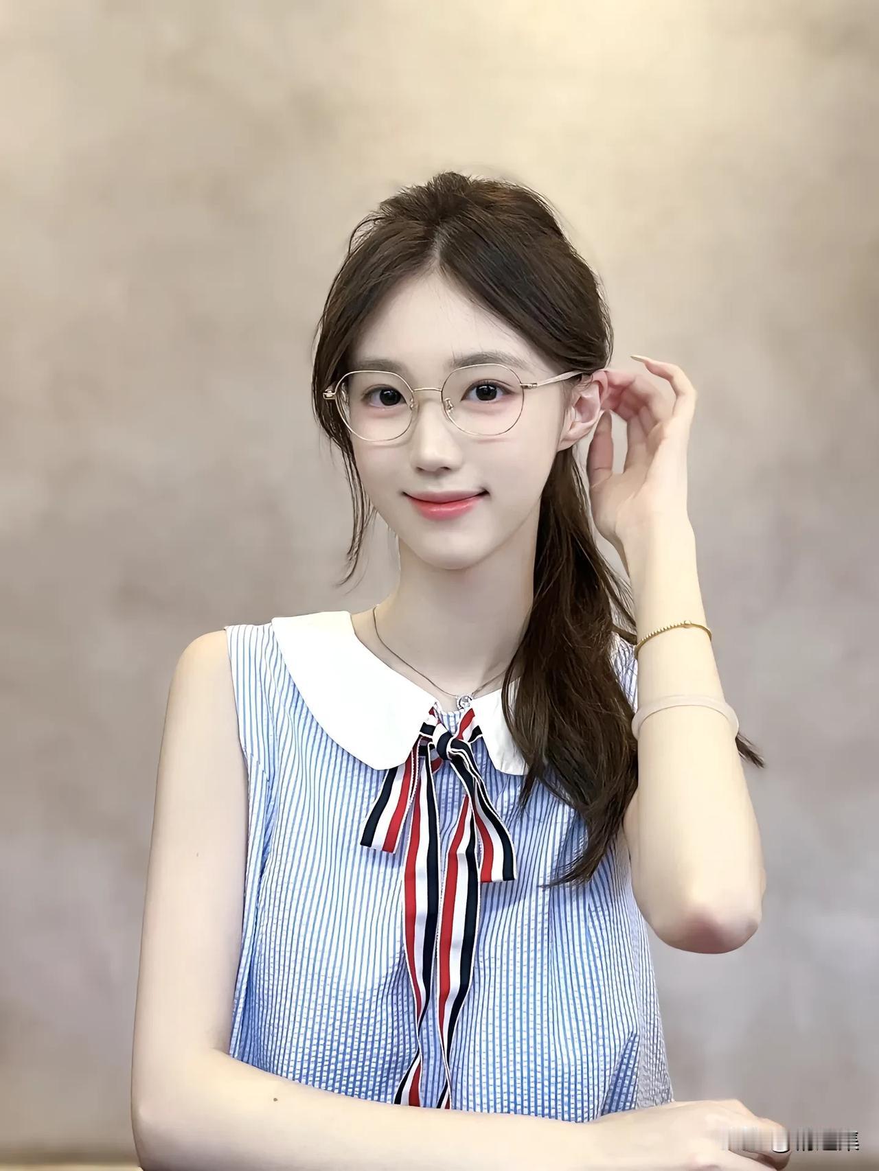 元气少女穿搭指南，清新条纹连衣裙搭配可爱蝴蝶结，元气满满！🌟👗💖