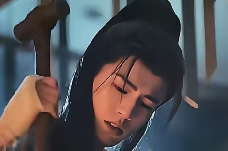 张凌赫演战神何润东躺赢差距就两个字真实内娱最近又被一个话题刷屏了：真正的古装