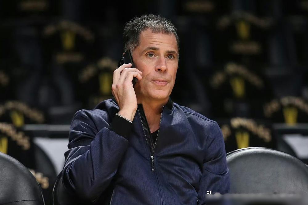 NBA休赛期，湖人突然成了最有钱的那个。账上趴着5210万美元，全联盟唯一能直