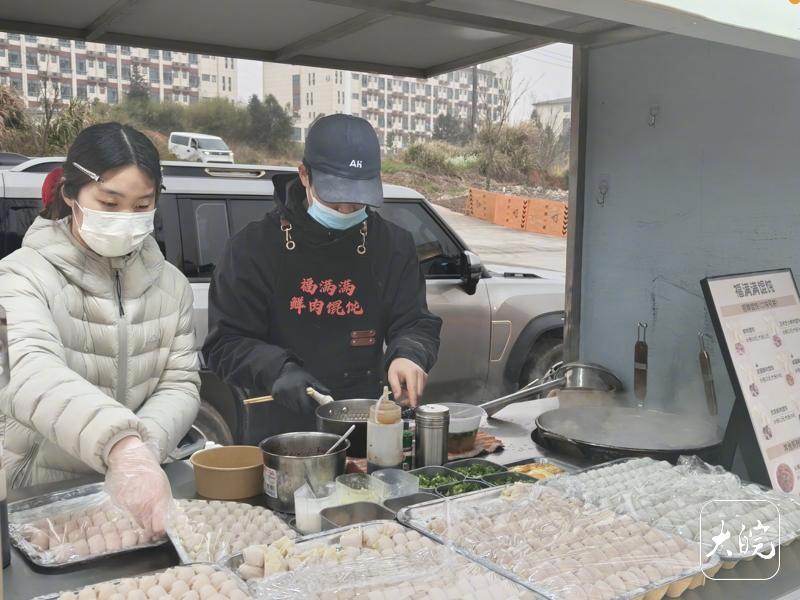 #大学生情侣日卖百份馄饨营收千元#【#00后把皮蛋馄饨做成校门口顶流#】每天傍晚
