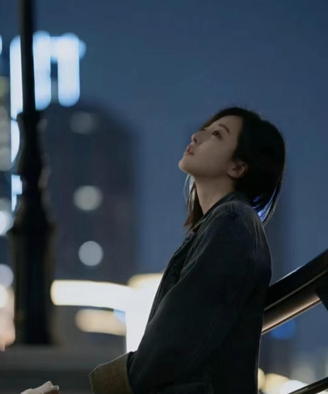 接到一个陌生电话，挂了又打，连续打了三次，我接了，很意外，原来是初恋，不知道她怎