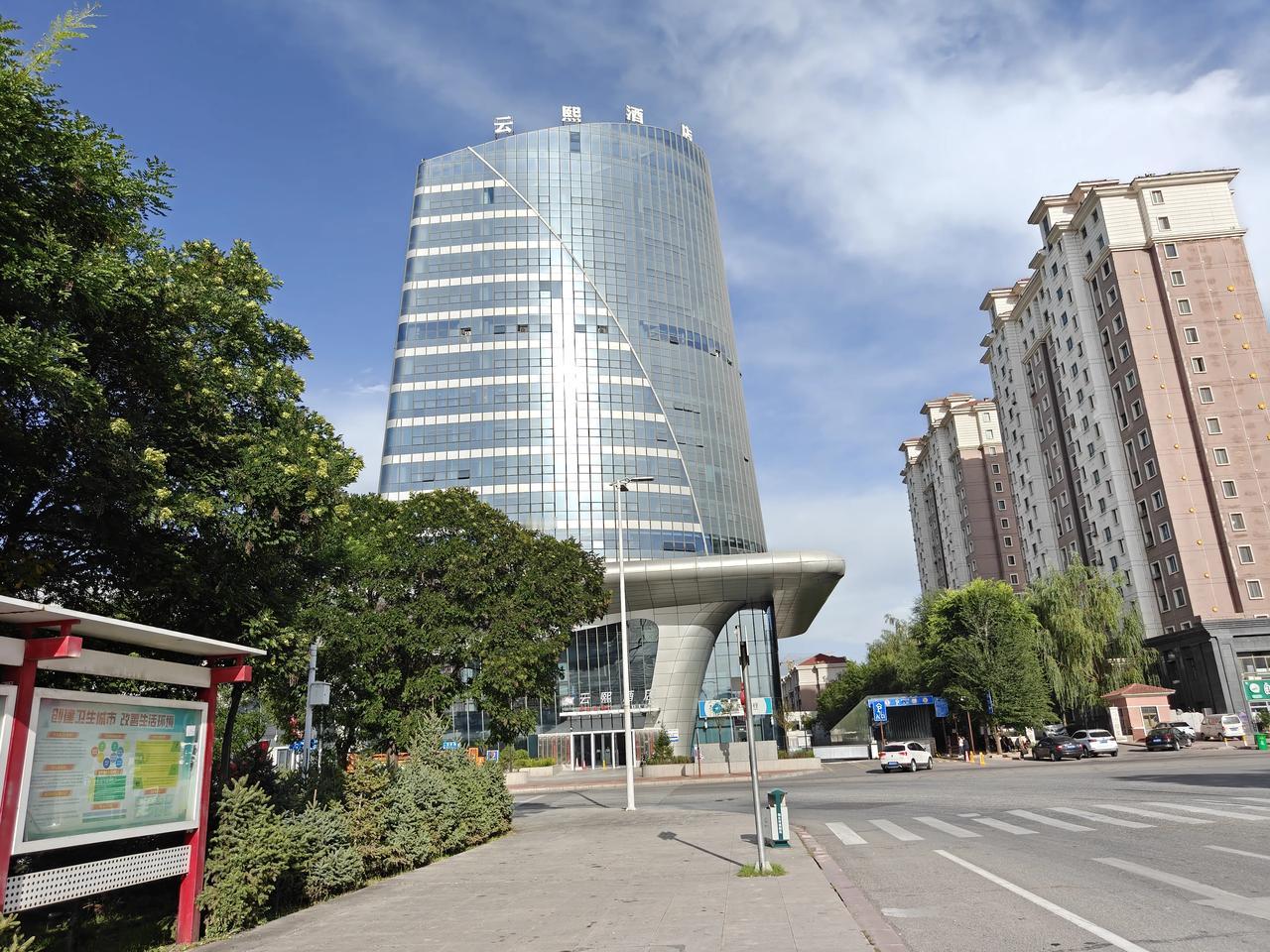 海东云熙酒店海东西站，隶属海东市平安区，这是距离西宁曹家堡国际机场最近的火车