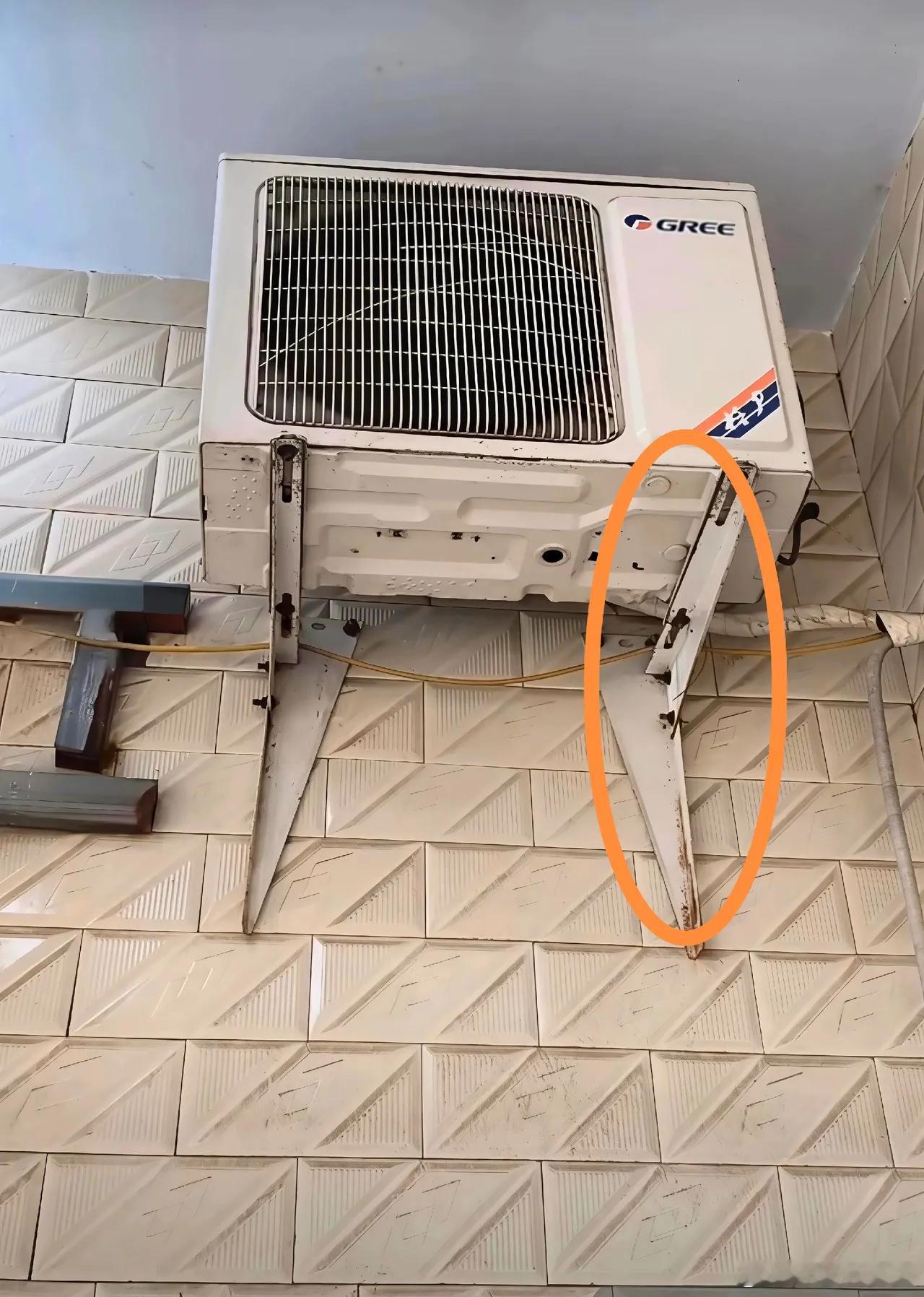 这空调做了什么孽，要被这样折磨？看到这样安的空调支架，笑不活了，这空调是做了什么