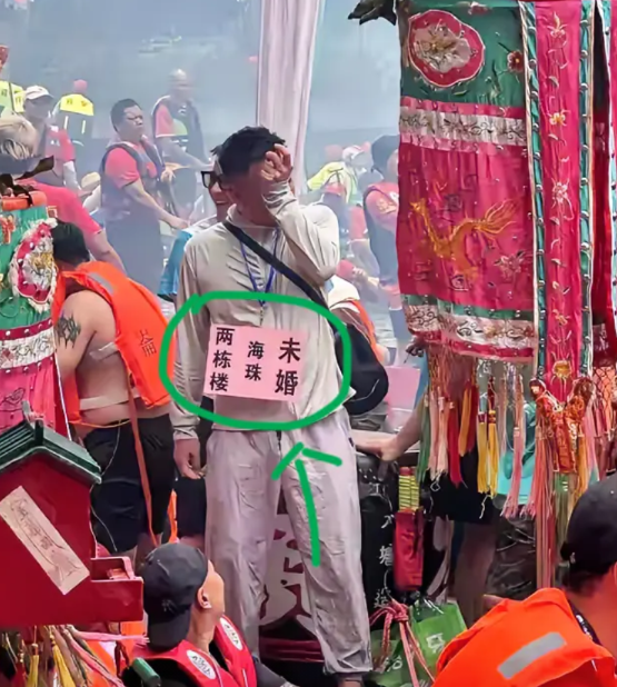 果然还是男人更懂男人！在网上看到这张广州猎德龙舟赛房东招亲的照片，赶紧向男同事