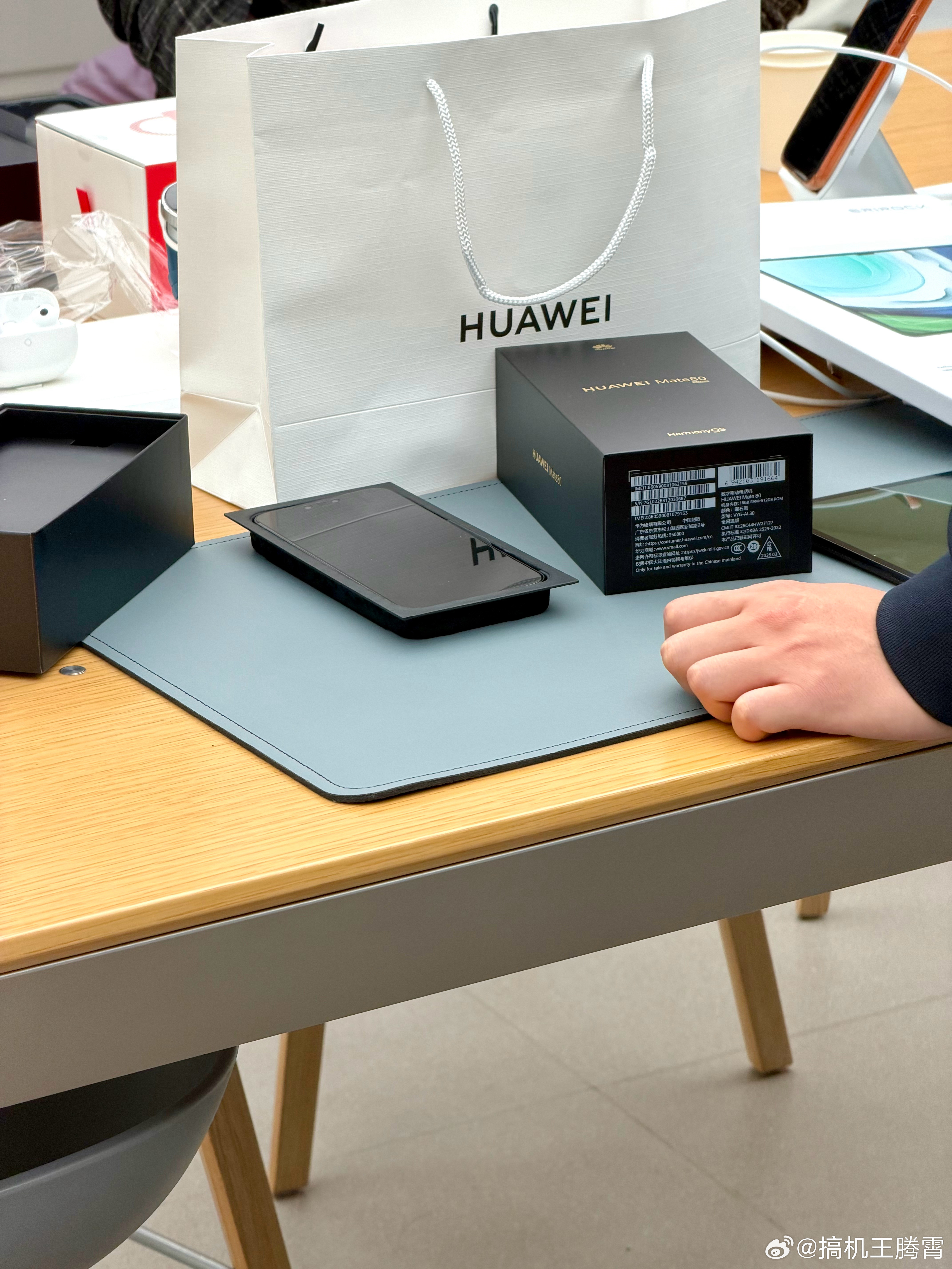 来华子店里面逛逛，发现买华为Mate80的人还真不少，这机器本来性价比就挺高，