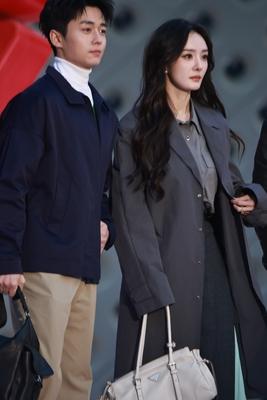 杨幂现身上海，亮相Prada活动，穿搭低调却魅力十足……当时，杨幂穿了一件灰